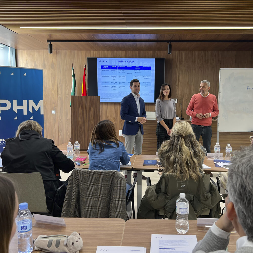 Fran Criado Presidente del Colegio de Farmaceuticos de MalagaTamara Panadero Secretaria del Colegio y Pepe Alba Director Academico de Pharmanagement visitando a los alumnos en la edicion de Malaga